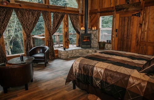 Forks Cabin | Cozy Log Cabin with Wood Burning Stove and Private Deck on the Olympic Peninsula, Washington
