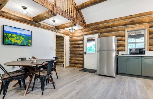 Rocker Cabin | Cozy Melrose Cabin w/Fire Pit: Walk to River!