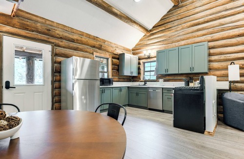 Rocker Cabin | Cozy Melrose Cabin w/Fire Pit: Walk to River!