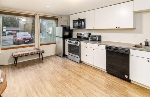 Mount Vernon Apartment | Cozy minimalist studio apartment