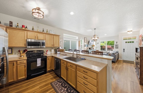 Coeur d'Alene House | Cozy & Modern Coeur d’Alene Retreat: Perfect for Families, Friends, and Pets