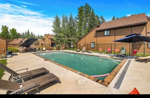 McCall Condo | Cozy & Modern family friendly McCall Retreat – Walk to Lake Payette and Downtown