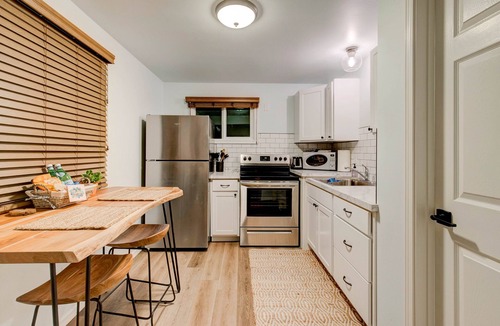 Riverside Apartment | Cozy Modern Studio 3 minutes from Downtown