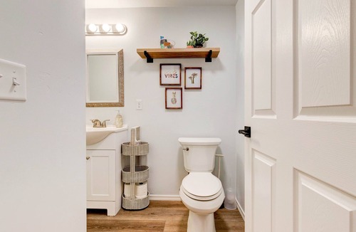 Riverside Apartment | Cozy Modern Studio 3 minutes from Downtown
