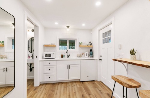 Vancouver House | Cozy & Modern Tiny Home with Beautiful Valley View close to PDX