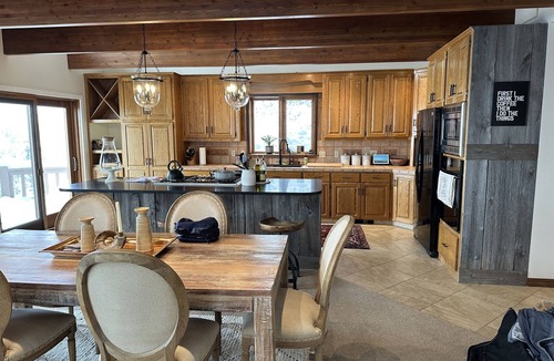 Butler Creek House | Cozy mountain retreat, views of Grand Teton, 30 minutes to JHMR and downtown.