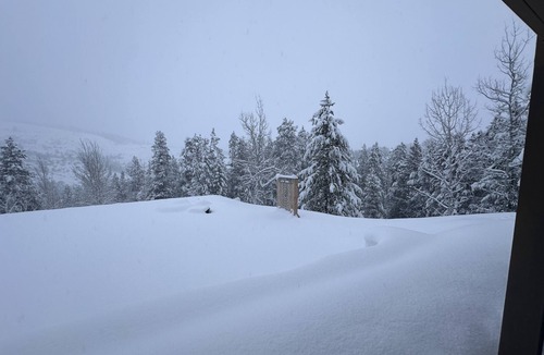 Butler Creek House | Cozy mountain retreat, views of Grand Teton, 30 minutes to JHMR and downtown.