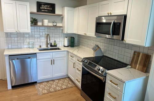 West End House | Cozy North Tacoma Guest Suite - close to beaches, parks & mountains
