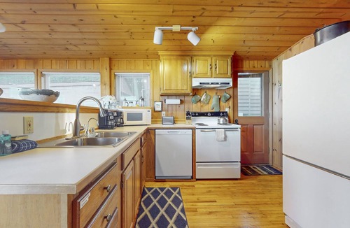 Coupeville Cabin | Cozy Oceanfront Cabin with Large Deck & Water Views - Close to Beach