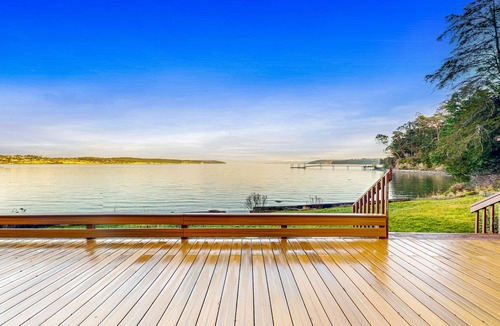 Coupeville Cabin | Cozy Oceanfront Cabin with Large Deck & Water Views - Close to Beach