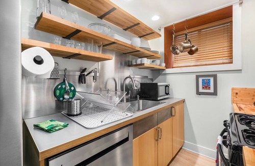 Greenwood Apartment | Cozy, Pet Friendly Apartment Close to Pike Place Market, Space Needle, & more!