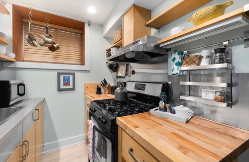 Greenwood Apartment | Cozy, Pet Friendly Apartment Close to Pike Place Market, Space Needle, & more!