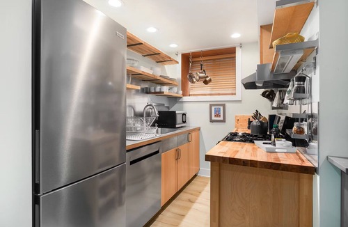 Greenwood Apartment | Cozy, Pet Friendly Apartment Close to Pike Place Market, Space Needle, & more!