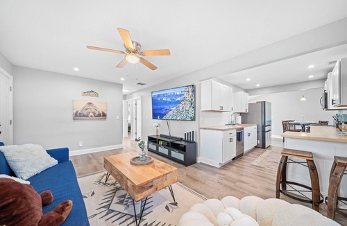 Near East Columbus House | Cozy pet friendly Downtown Ranch W/Yard + Garage