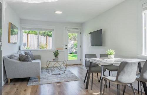 Greenwood House | Cozy Pet friendly Downstairs Retreat in Seattle