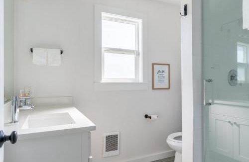 Greenwood House | Cozy Pet friendly Downstairs Retreat in Seattle