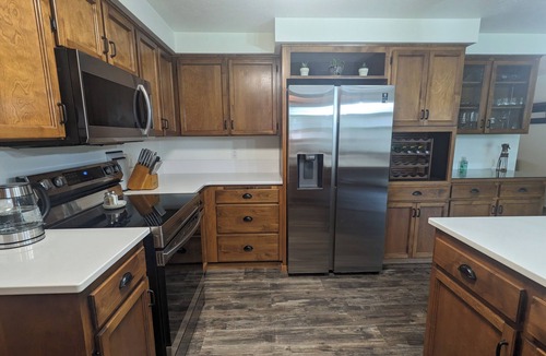 Dundee House | Cozy place for families, couples & friends. Hot tub awaits. Central to activity.