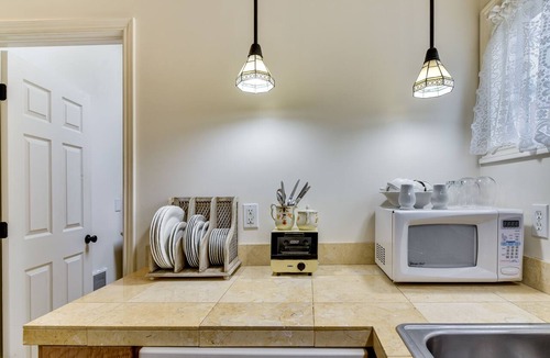 Irvington Apartment | Cozy Portland Studio w/Electric Fireplace