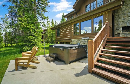 Spanish Peaks Cabin | Cozy private cabin with hot tub, and ski in and out