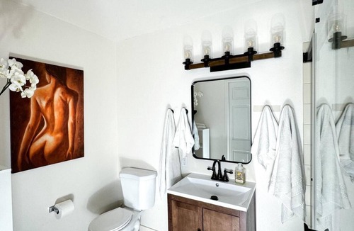 Duvall House | Cozy Private Guestroom, super close to great hiking trails!