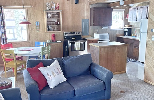 Greenwater Cabin | Cozy Riverfront Cabin Near Crystal Mountain & Sunrise Mt. Rainier National Park