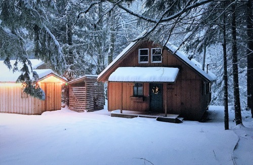 Greenwater Cabin | Cozy Riverfront Cabin Near Crystal Mountain & Sunrise Mt. Rainier National Park
