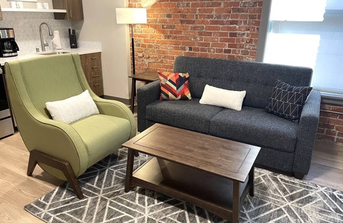 Riverside Apartment | Cozy Riverfront Park 1 Bed Travel Apartment