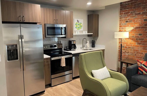 Riverside Apartment | Cozy Riverfront Park 1 Bed Travel Apartment