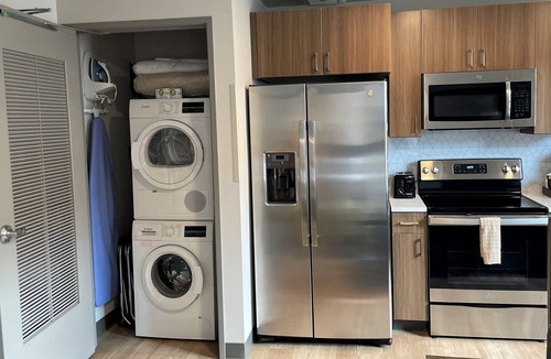 Riverside Apartment | Cozy Riverfront Park 1 Bed Travel Apartment