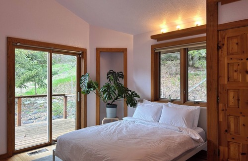 Stevenson Cabin | Cozy riverview lodge in Stevenson w/AC & WiFi — Sleeps 12
