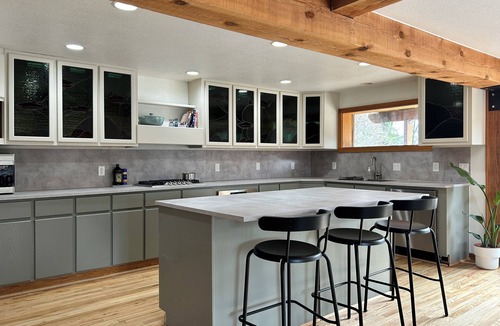 Stevenson Cabin | Cozy riverview lodge in Stevenson w/AC & WiFi — Sleeps 12