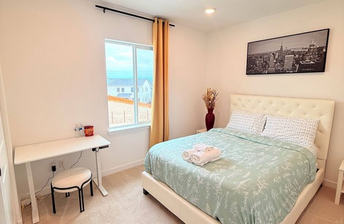 Bonney Lake House | Cozy room in charming Bonney Lake with AC + car