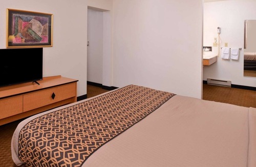 Atlantic Hotel | Cozy Room w/BBQ Grill and Grab-and-Go Breakfast Near East Nishnabotna River