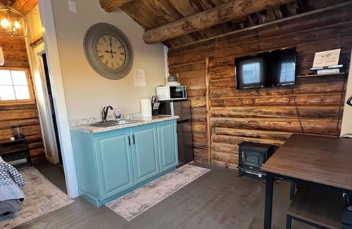 Sevier County Cabin | Cozy Rustic Cabin in the City