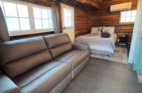 Sevier County Cabin | Cozy Rustic Cabin in the City