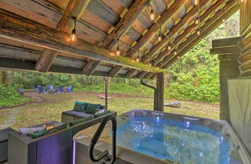 Silverdale Cabin | Cozy Seabeck Hideaway w/ Hot Tub & Fire Pits