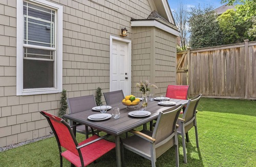 Yesler Terrace House | Cozy Seattle Charmer~Mins to City~Yard~Sleeps 12