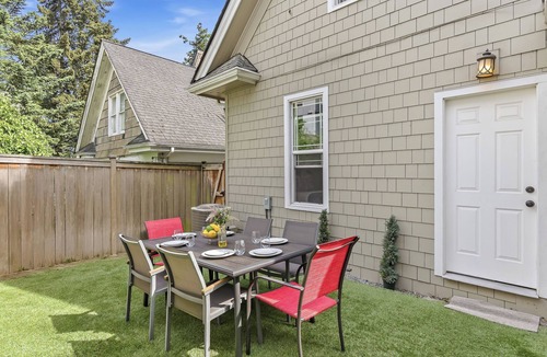 Yesler Terrace House | Cozy Seattle Charmer~Mins to City~Yard~Sleeps 12