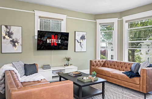 Yesler Terrace House | Cozy Seattle Charmer~Mins to City~Yard~Sleeps 12