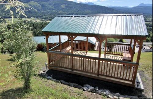 Bell Hill House | Cozy Secluded Log Cabin Retreat with Stunning Views, Luxury Comfort & Grill Deck in Sequim, Washington