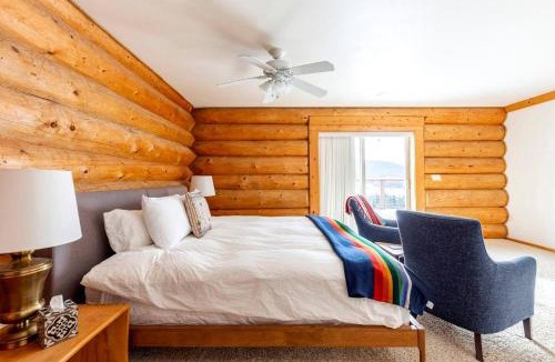 Bell Hill House | Cozy Secluded Log Cabin Retreat with Stunning Views, Luxury Comfort & Grill Deck in Sequim, Washington