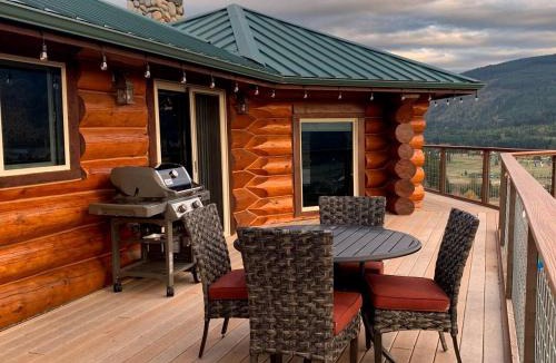 Bell Hill House | Cozy Secluded Log Cabin Retreat with Stunning Views, Luxury Comfort & Grill Deck in Sequim, Washington