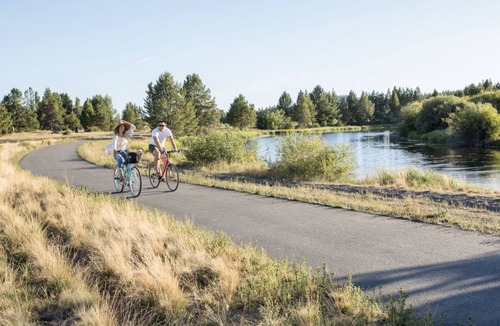 Sunriver House | Cozy Single level home w/ private hot tub + FREE water park access!