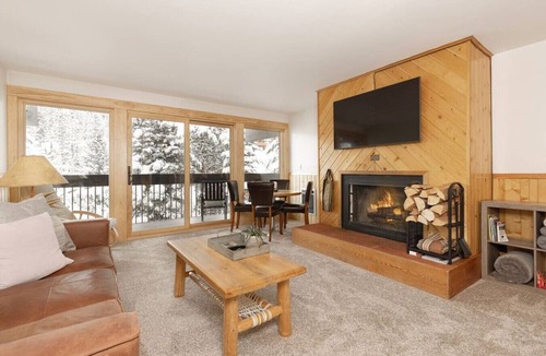 Big Sky Condo | Cozy Slope-Side 2 Bedroom, Walk to Chairlifts!