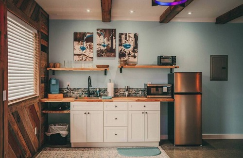 Merlin Apartment | Cozy Spa Vibe Guesthouse -walk to food/Lotto. Pet-Friendly!