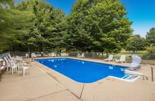 Bellaire Condo | Cozy Studio Retreat on Golf Course -Near Schuss Mountain, Pool & Hot Tub Access!