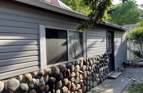 Oscoda Apartment | Cozy studio with AC and WiFi. Central for tourist sites in Oscoda. family of 4.