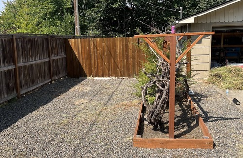 Grants Pass Apartment | Cozy studio with private fenced backyard- walking distance to hospital