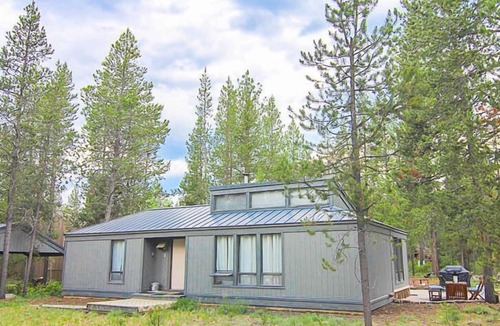 Sunriver House | Cozy Sunriver Cabin w/Wood Burning Fireplace, Wifi, and 2 King Beds. Sleeps 4
