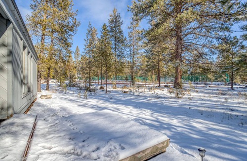 Sunriver House | Cozy Sunriver Cabin w/Wood Burning Fireplace, Wifi, and 2 King Beds. Sleeps 4